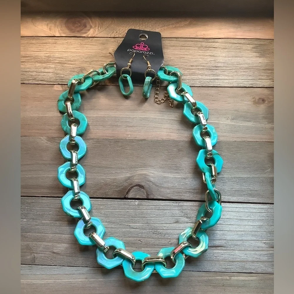 ❄️ Paparazzi | Aqua and Gold Statement Necklace with Earrings